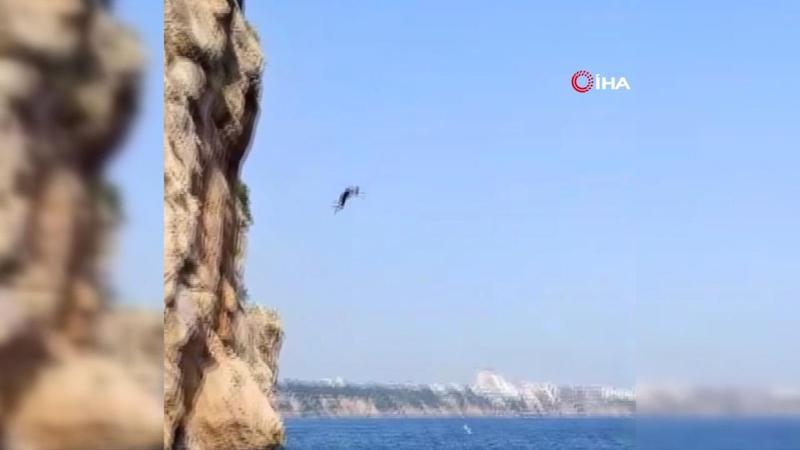 40 metrelik falezlerden atlayıp ağır yaralanan gencin tedavisi devam ediyor!