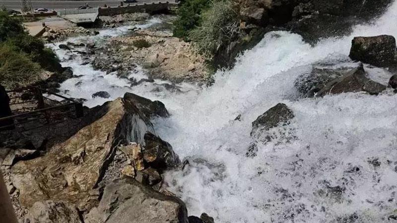Sosyal medyada gören geliyor! Van'da 30 metre yükseklikten dökülüyor