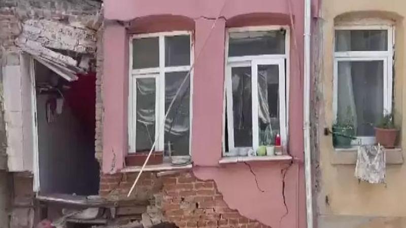 Fatih’te 3 katlı binanın balkonu çöktü