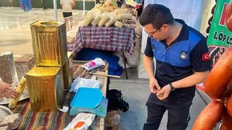 Son kullanma tarihi geçmiş ürünlere yeniden etiket bastılar, tavuk sucuğunu boğa resmi koyarak sattılar