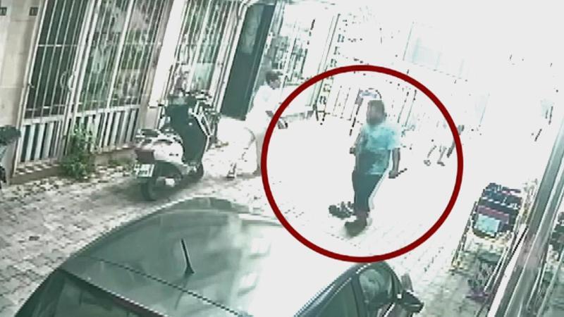 Muğla’da baba ile oğlunu öldüren şüphelinin elinde bıçakla kaçtığı anlar kamerada