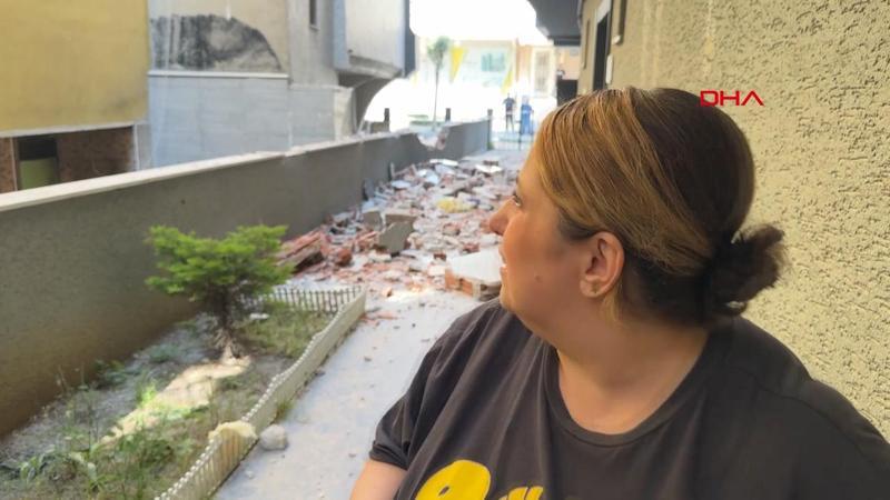 Avcılar'da yıkım yapılan binanın 3'üncü katından beton blok röportaj sırasında düştü!