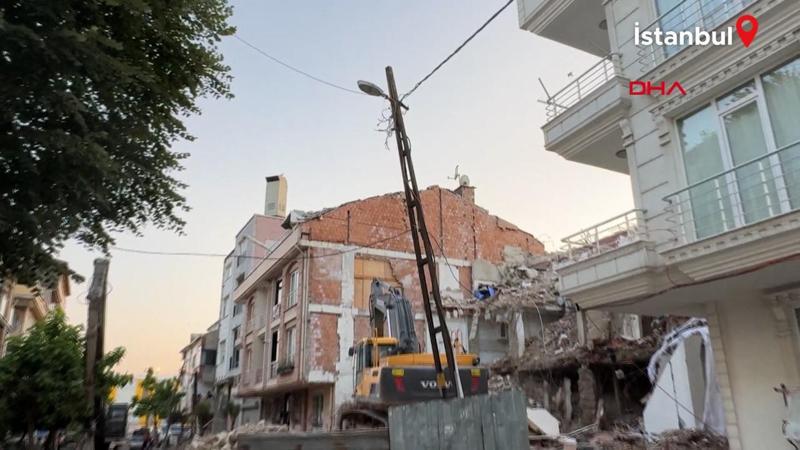 Avcılar'da kısmen çöken binanın yıkımına devam edilirken elektrik ve internet kabloları koptu