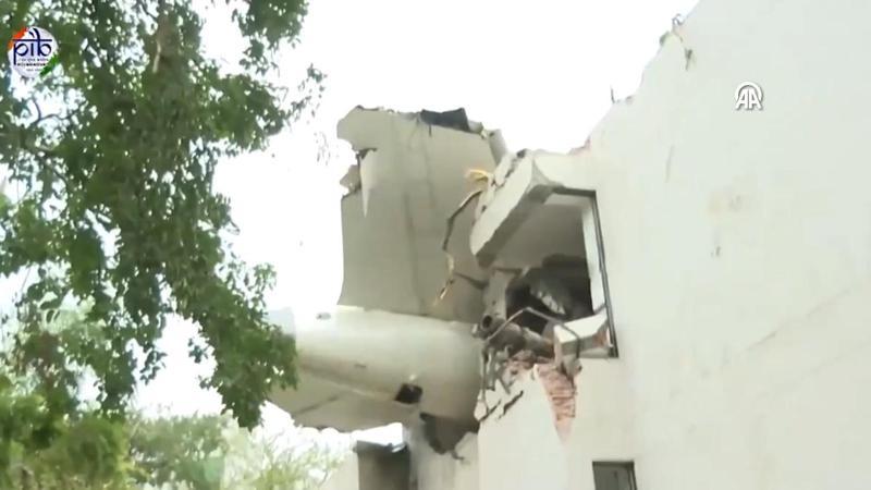 Hindistan’da uçak kazasında son durum: Modi enkazı gezdi