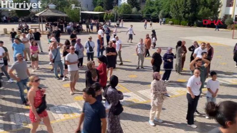 LGS sınavında anne ve babalar çocuklarını yalnız bırakmadı, bazı öğrenciler gözyaşlarını tutamadı