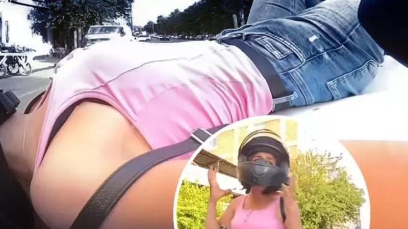 Otomobil ile çarpışan motosiklet sürücüsü, kaputun üzerine düştü: Kaza kamerada