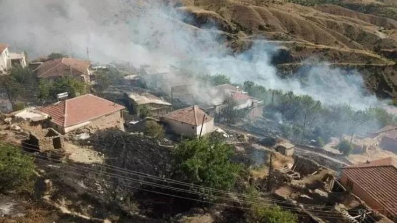 Malatya’da otluk alanda çıkan yangın evlere sıçradı