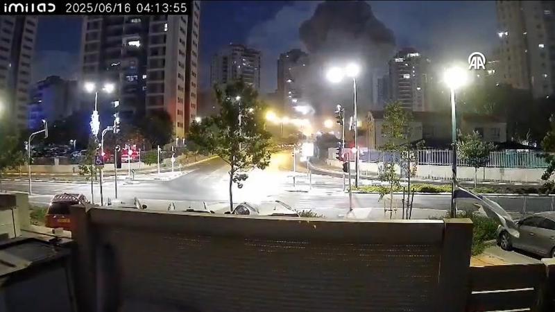 İran'dan İsrail'e atılan füzelerden bazıları Petah Tikva'ya isabet etti