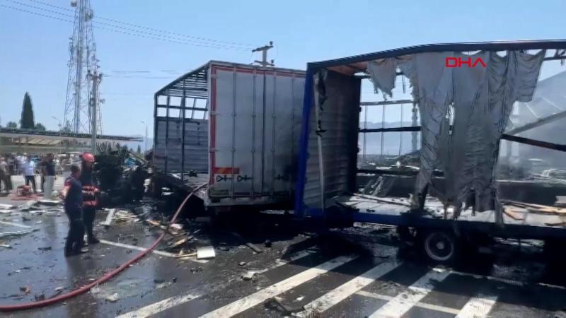 Sakarya'da karşı şeride geçen TIR, iki TIR'a çarptı: 1 ölü, 2 yaralı