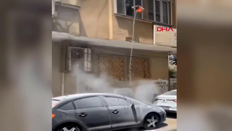 Yanan otomobili, evinin penceresinden kovayla su dökerek söndürmeye çalıştı