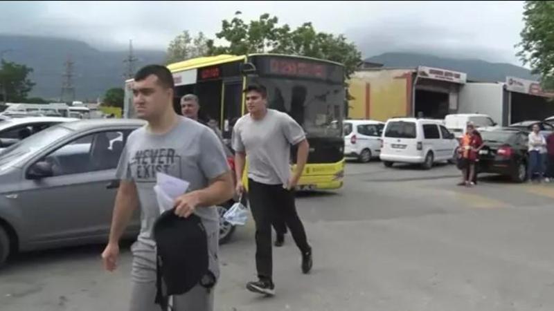 Kahraman otobüs şoförü YKS öğrencilerini okulun kapısının önüne kadar götürdü