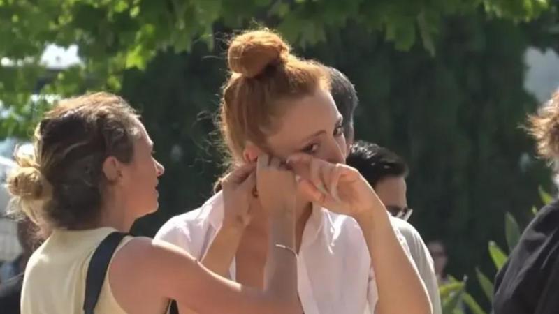 Aksesuarlarını çıkarmaya çalışırken sınav saatini kaçırdı