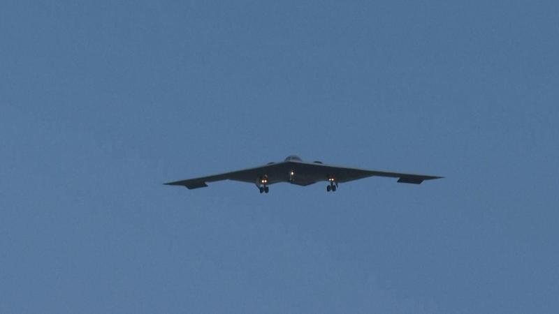 B-2 hayalet bombardıman uçağının özellikleri ve taşıdığı "Sığınak Delici" bombalar