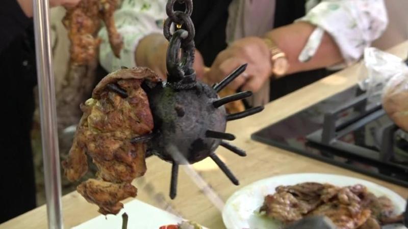 500 derece ısıtılan topuzda pişen kebabı gören şaşırıyor