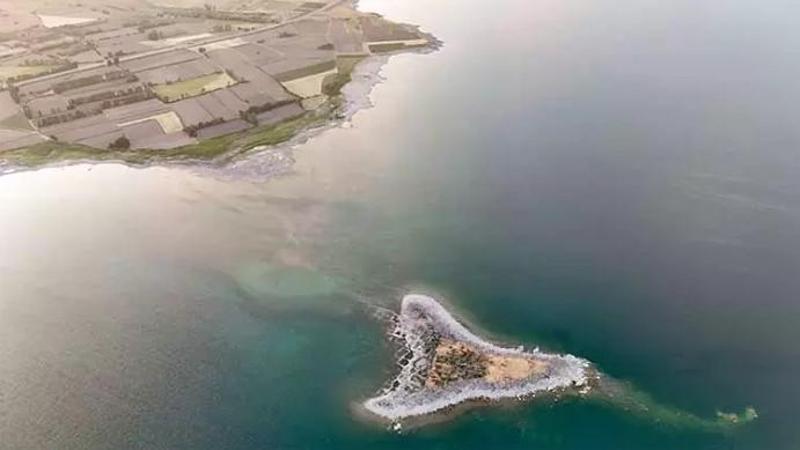 Tatvan sahilinde mikrobiyalit ve adacıklar ortaya çıktı