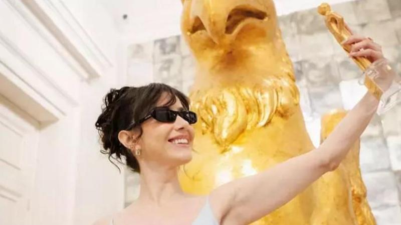 Özge Gürel, İtalya’dan ödülle döndü