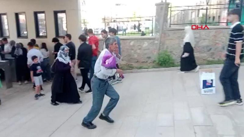 YKS sonrası kızını çiçeklerle karşılayan baba: Dünyanın en güzel anıydı!