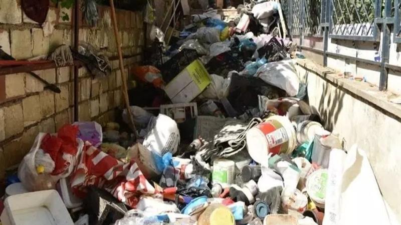 6 katlı binadan 20 kamyon çöp çıktı