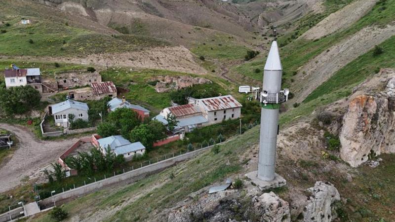 Görenler dönüp bir kez daha bakıyor, minareyi bulan camiyi bulamıyor