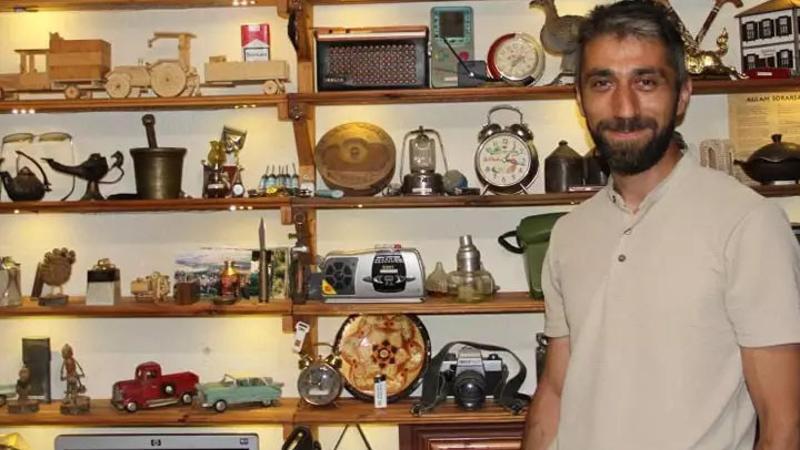 Hatıralarla başlayan antika merakıyla babasından kalan dükkanı müzeye dönüştürdü