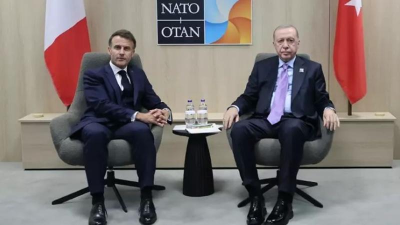 NATO Zirvesi'ndeki Cumhurbaşkanı Erdoğan - Macron görüşmesinde dikkat çeken anlar