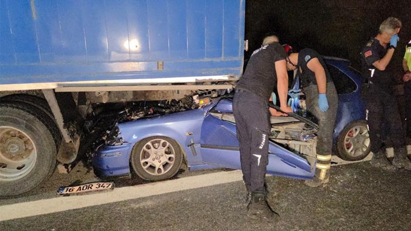 Bursa’da otomobil kamyona çarptı: 1 ölü, 1 ağır yaralı