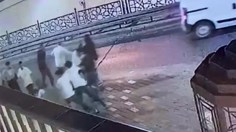 Taksim Meydanı’nda laf atma cinayeti kamerada! 6 kişi döverek öldürdü