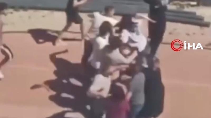Sopaların kullanıldığı kavgada kadınlar saç baş birbirine girdi!