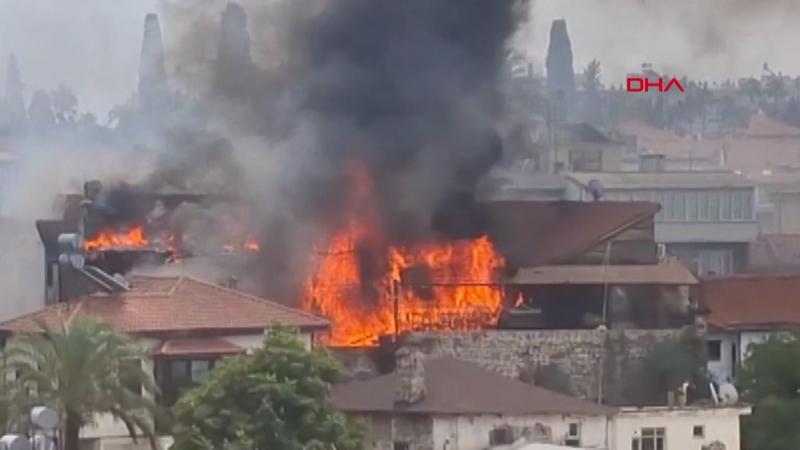 Antalya'nın tarihi Kaleiçi'nde yangın