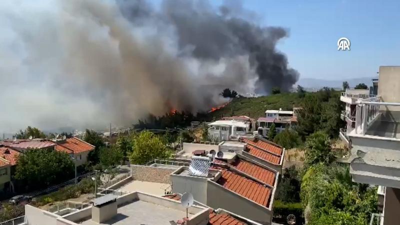 İzmir'de bir yangın daha: Çöplükte başladı, ormanlık alana sıçradı!