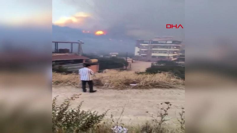 Hatay'da orman yangını evlerine sıçrayan vatandaşların zor anları kamerada