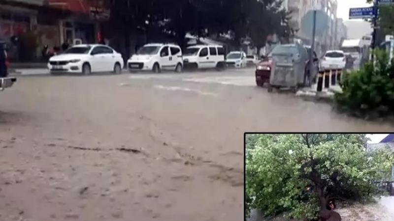 Kağızman'da dolu ve sağanak nedeniyle caddeler göle döndü