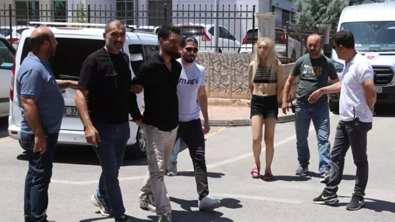 Klima kavgasında arkadaşını boğazından bıçaklayıp öldürdü: 2 gözaltı
