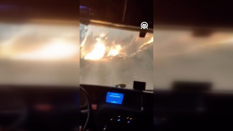 İtfaiye aracı orman yangınında alevler arasında kaldı! Panik anları kamerada