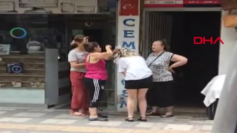 Bursa Gemlik'te deprem: Saç kesimine sokakta devam etti