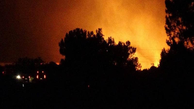 Alevler İzmir'in Çeşme ilçesini sardı! 3 mahalle boşaltıldı