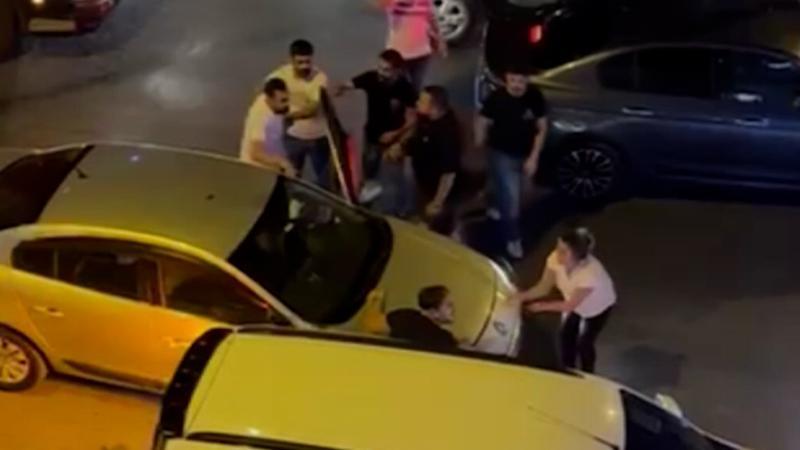Trafikte tartıştığı sürücüyü iki aracın arasına sıkıştırıp darp etti!