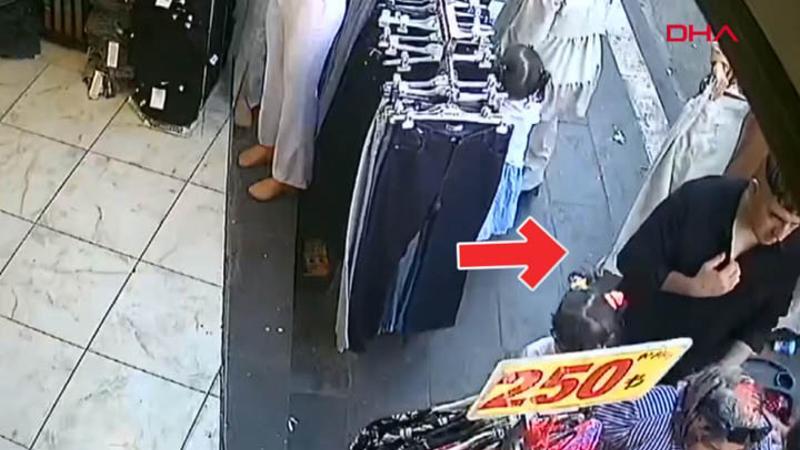 Kadının sırt çantasından 700 bin TL’lik ziynet eşyası çaldı; hırsızlık kamerada
