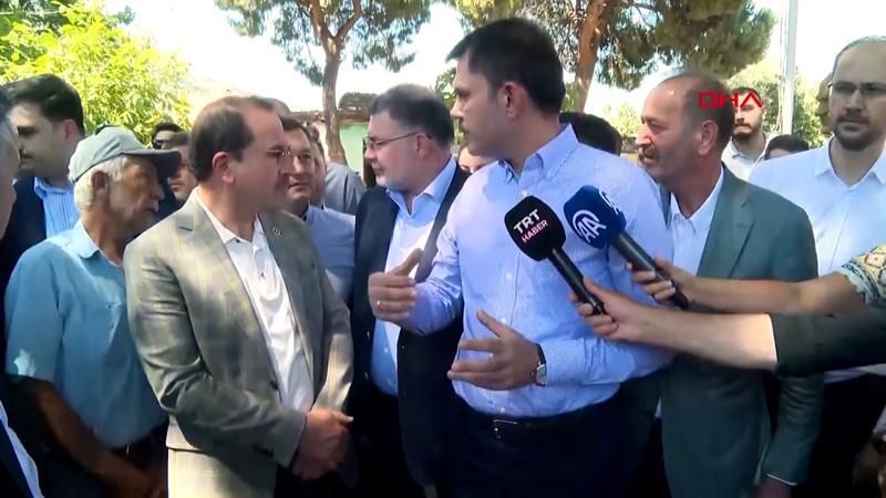 Bakan Kurum, İzmir’de orman yangınında zarar gören köyleri ziyaret etti