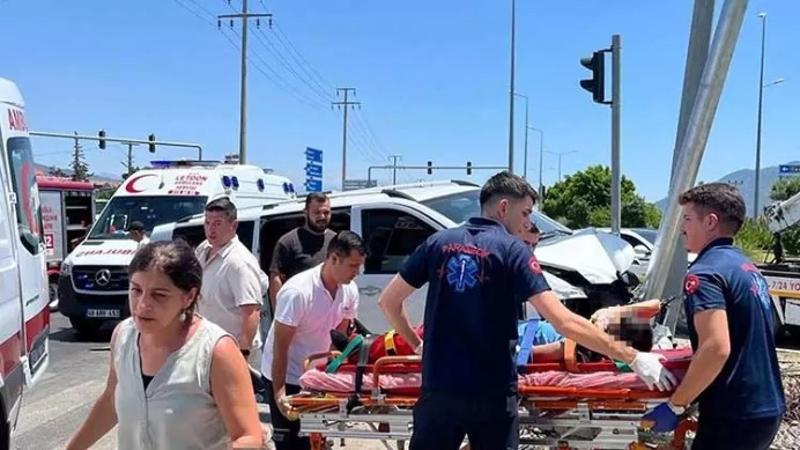 Fethiye’de minibüs ile hafif ticari aracın çarpıştığı kazada çok sayıda yaralı