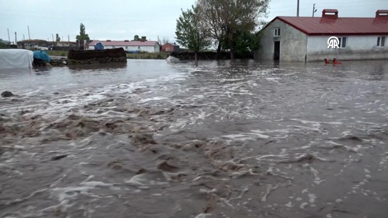 Kars'ta sel suları nedeniyle ev, ahır ve araçlar zarar gördü