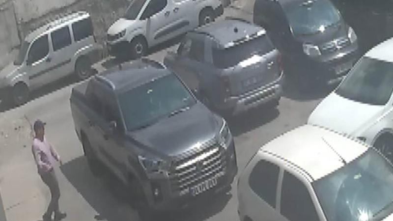 Zeytinburnu'nda otomobilin camını kırıp içindeki 1,5 milyonu çalan hırsızlar kamerada