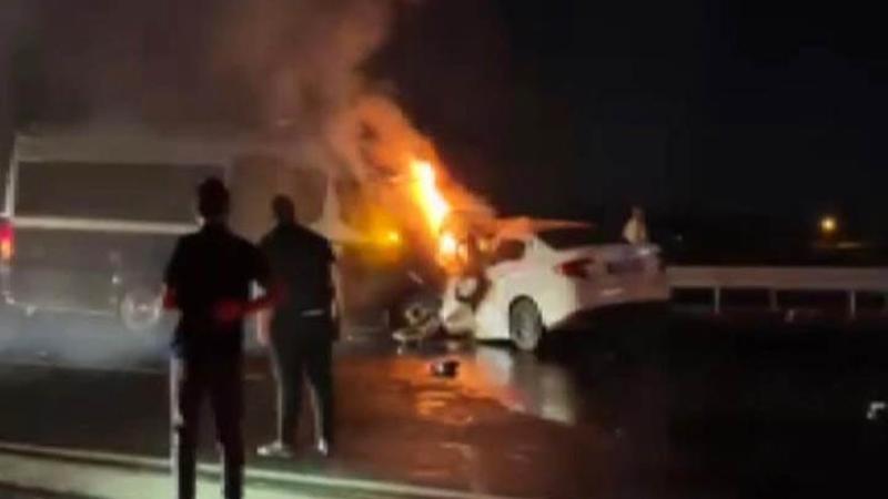 Ankara'da ters yönde ilerleyen otomobil minibüsle çarpışarak alev aldı: 1 ölü, 1 yaralı