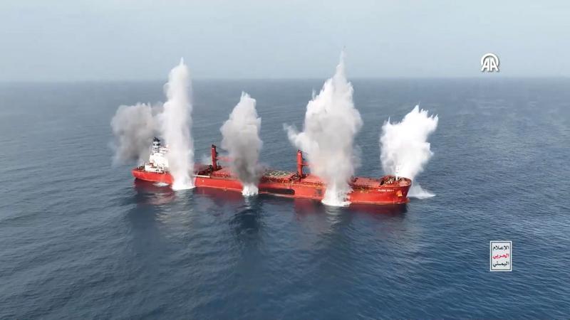 Yemen'deki Husiler, Kızıldeniz'de bir gemiye düzenledikleri saldırının görüntülerini paylaştı