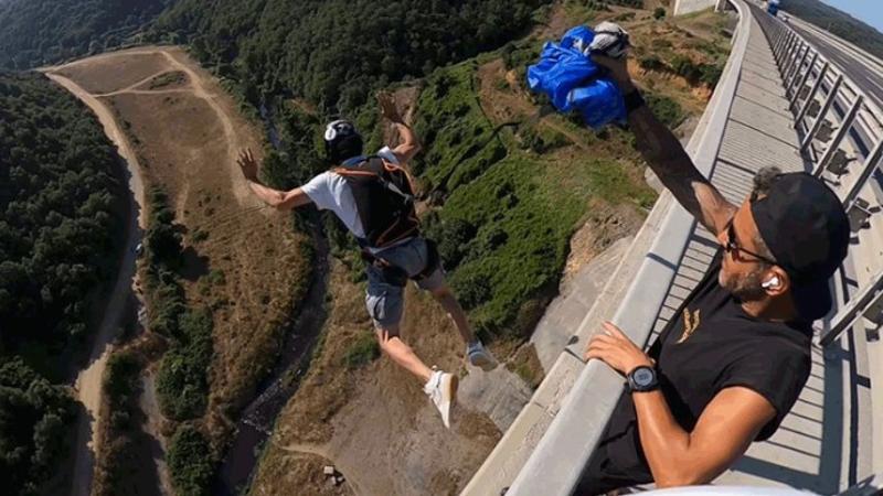 İstanbul’da 86 metrelik viyadükten paraşütle atladılar