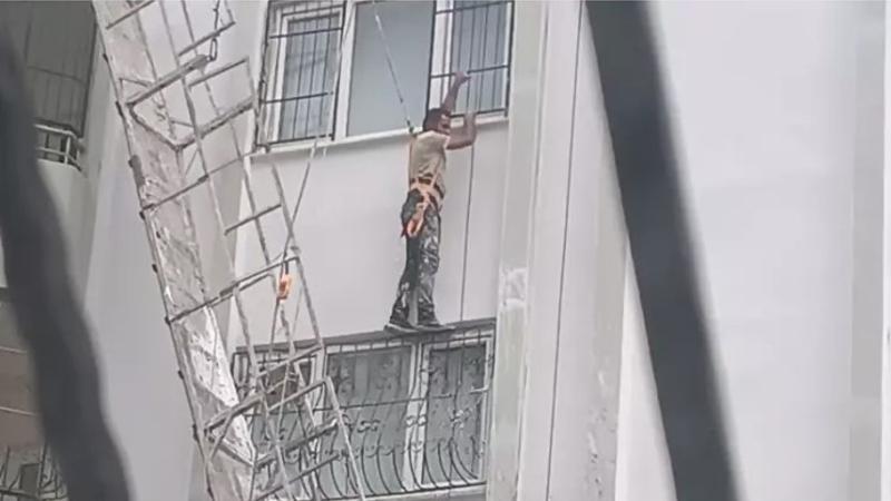 Halat kopunca güvenlik kemeri sayesinde asılı kalan işçi kamerada