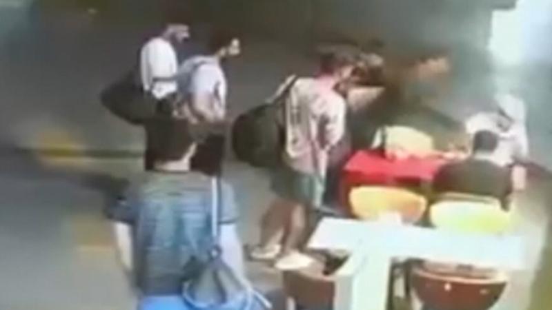 Kağıthane'de eski eşinin sosyal medyadan yayın yaptığı kişiye bıçakla saldırdı! İşte o anlar...