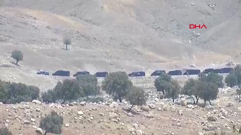 Terör örgütü üyesi bir grup, ‘Terörsüz Türkiye’ süreci kapsamında Irak’ın Süleymaniye kentinde silah bırakıyor