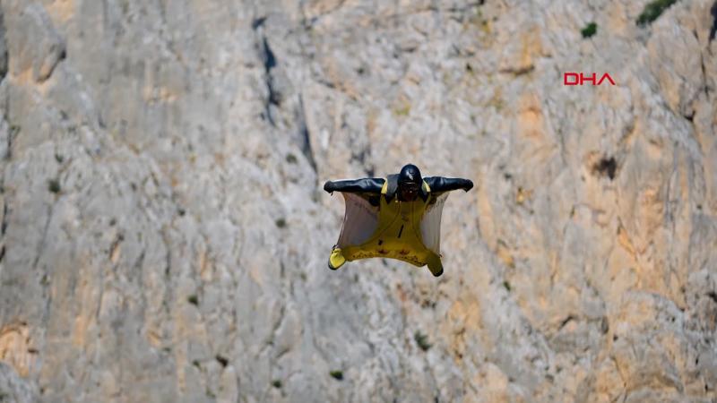 Hızı 220 kilometreye ulaşan wingsuit atlayışı nefes kesti!