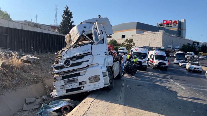 Kocaeli’de iki otomobil ve TIR çarpıştı: 5 ölü, 1 yaralı